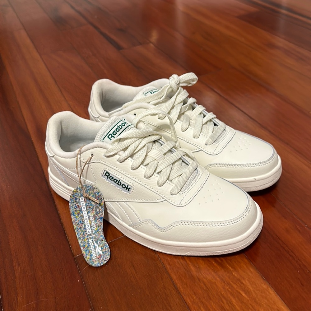 NWT women’s reebok c85 sneakers💚